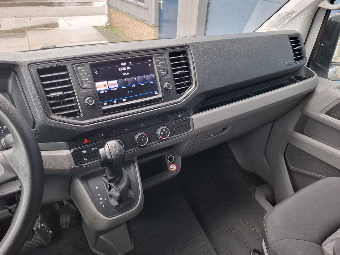 Volkswagen Crafter 35 2.0 TDI L3H3 Highline AUTOMAAT / STANDKACHEL / TREKHAAK / CARPLAY / NAVI