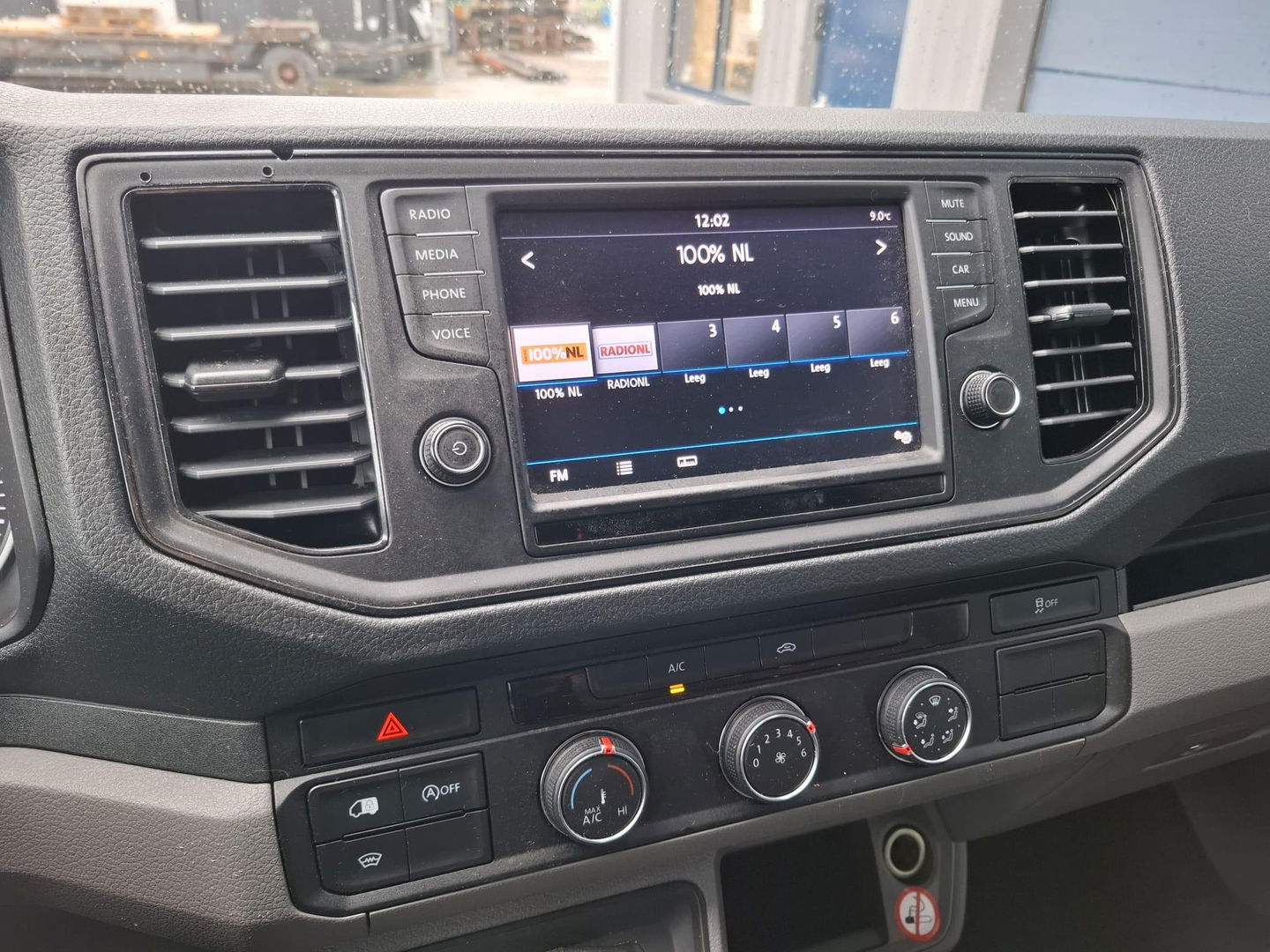 Volkswagen Crafter 35 2.0 TDI L3H3 Highline AUTOMAAT / STANDKACHEL / TREKHAAK / CARPLAY / NAVI