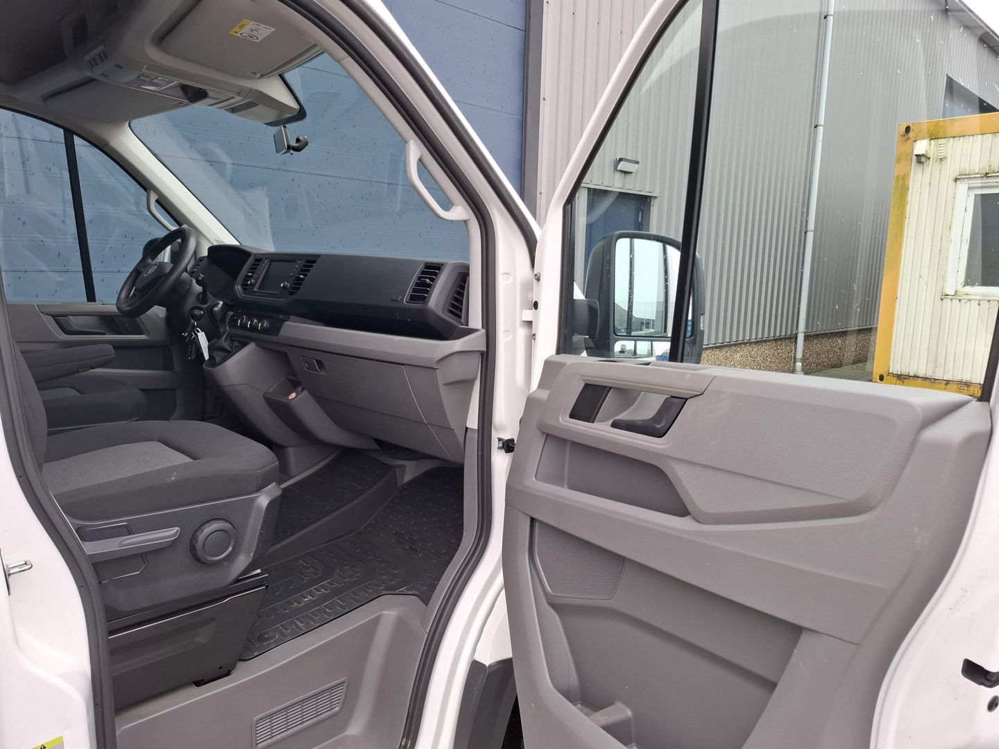 Volkswagen Crafter 35 2.0 TDI L3H3 Highline AUTOMAAT / STANDKACHEL / TREKHAAK / CARPLAY / NAVI