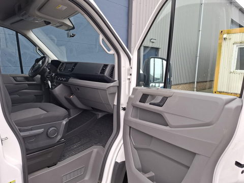 Volkswagen Crafter 35 2.0 TDI L3H3 Highline AUTOMAAT / STANDKACHEL / TREKHAAK / CARPLAY / NAVI