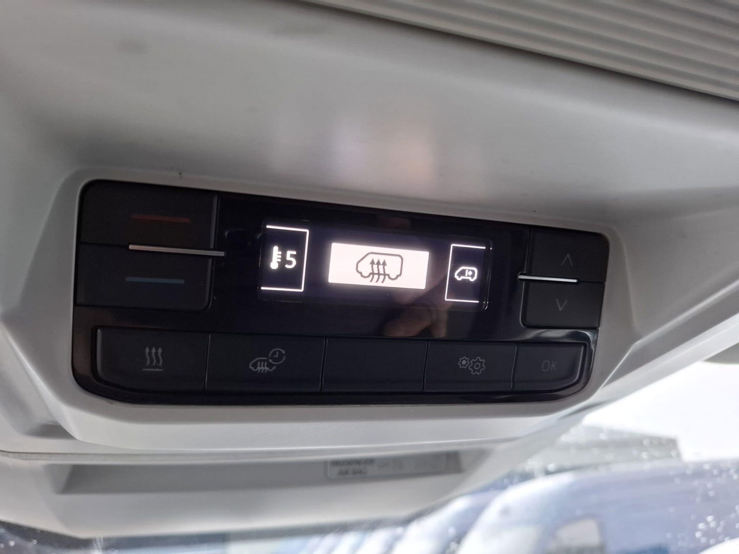 Volkswagen Crafter 35 2.0 TDI L3H3 Highline AUTOMAAT / STANDKACHEL / TREKHAAK / CARPLAY / NAVI