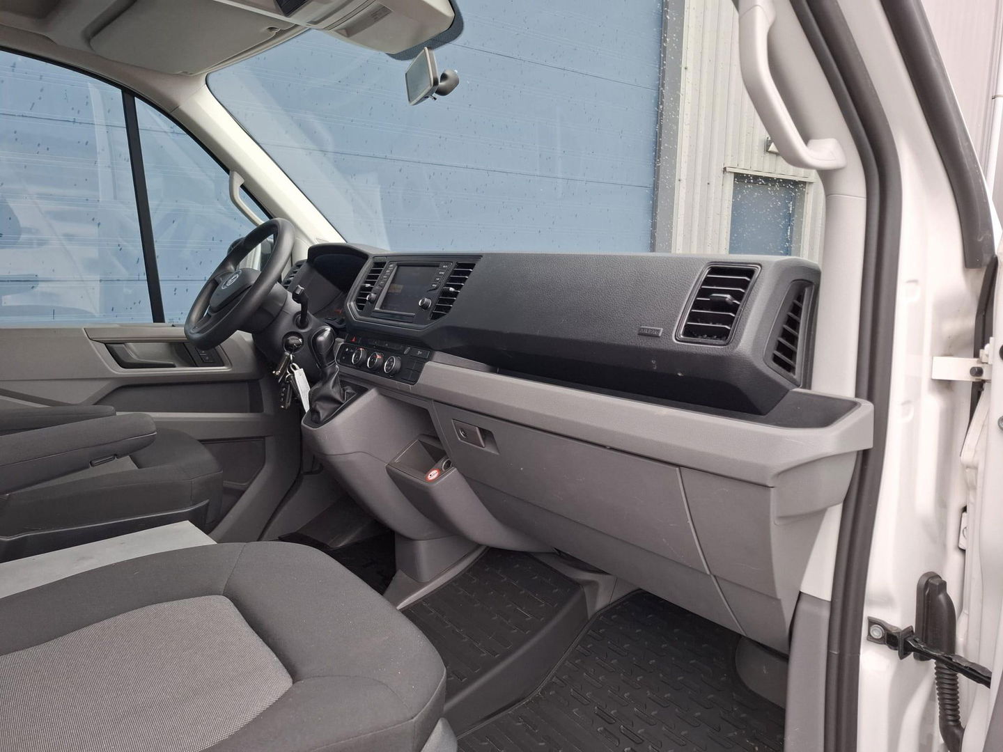 Volkswagen Crafter 35 2.0 TDI L3H3 Highline AUTOMAAT / STANDKACHEL / TREKHAAK / CARPLAY / NAVI