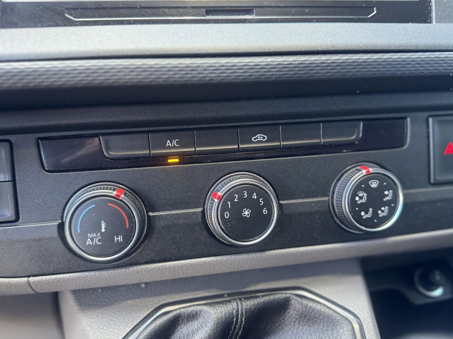 Volkswagen Transporter 2.0 TDI L2H1 30 Comfortline AIRCO / CRUISE CONTROLE / NAVI / CARPLAY / VERLAAGD