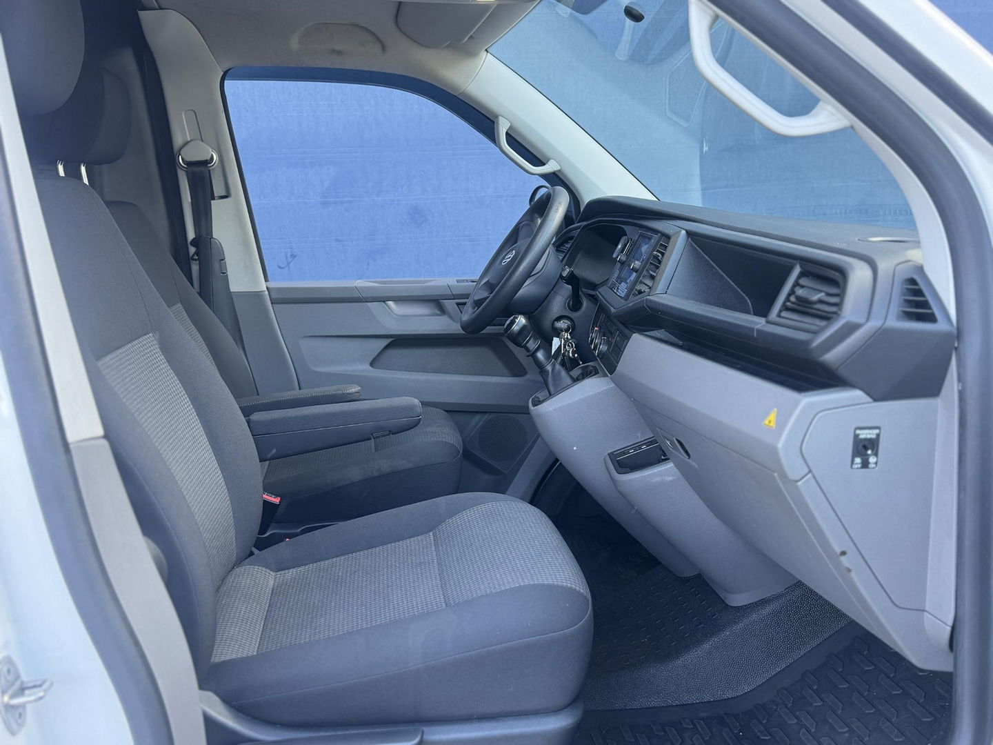 Volkswagen Transporter 2.0 TDI L2H1 30 Comfortline AIRCO / CRUISE CONTROLE / NAVI / CARPLAY / VERLAAGD