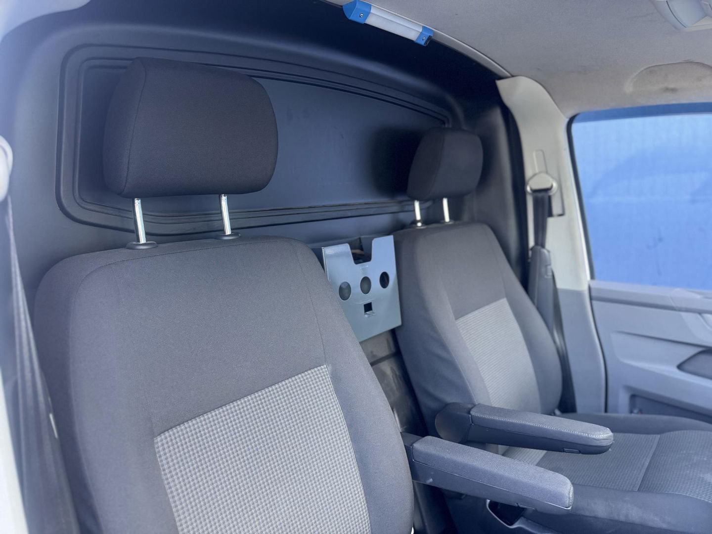 Volkswagen Transporter 2.0 TDI L2H1 30 Comfortline AIRCO / CRUISE CONTROLE / NAVI / CARPLAY / VERLAAGD