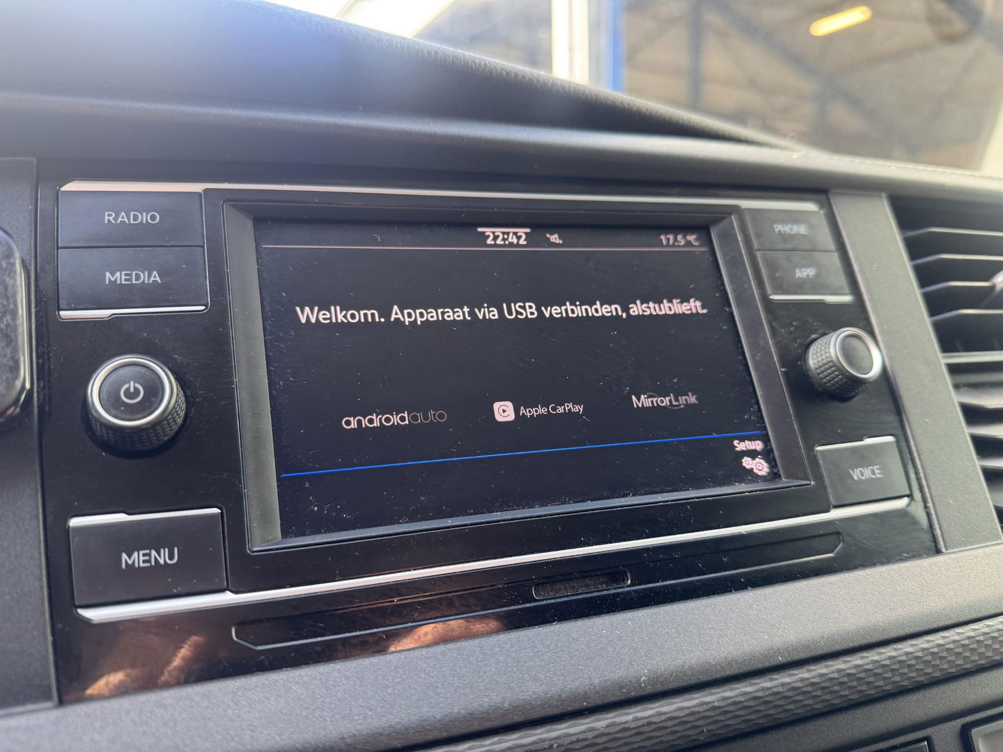 Volkswagen Transporter 2.0 TDI L2H1 30 Comfortline AIRCO / CRUISE CONTROLE / NAVI / CARPLAY / VERLAAGD