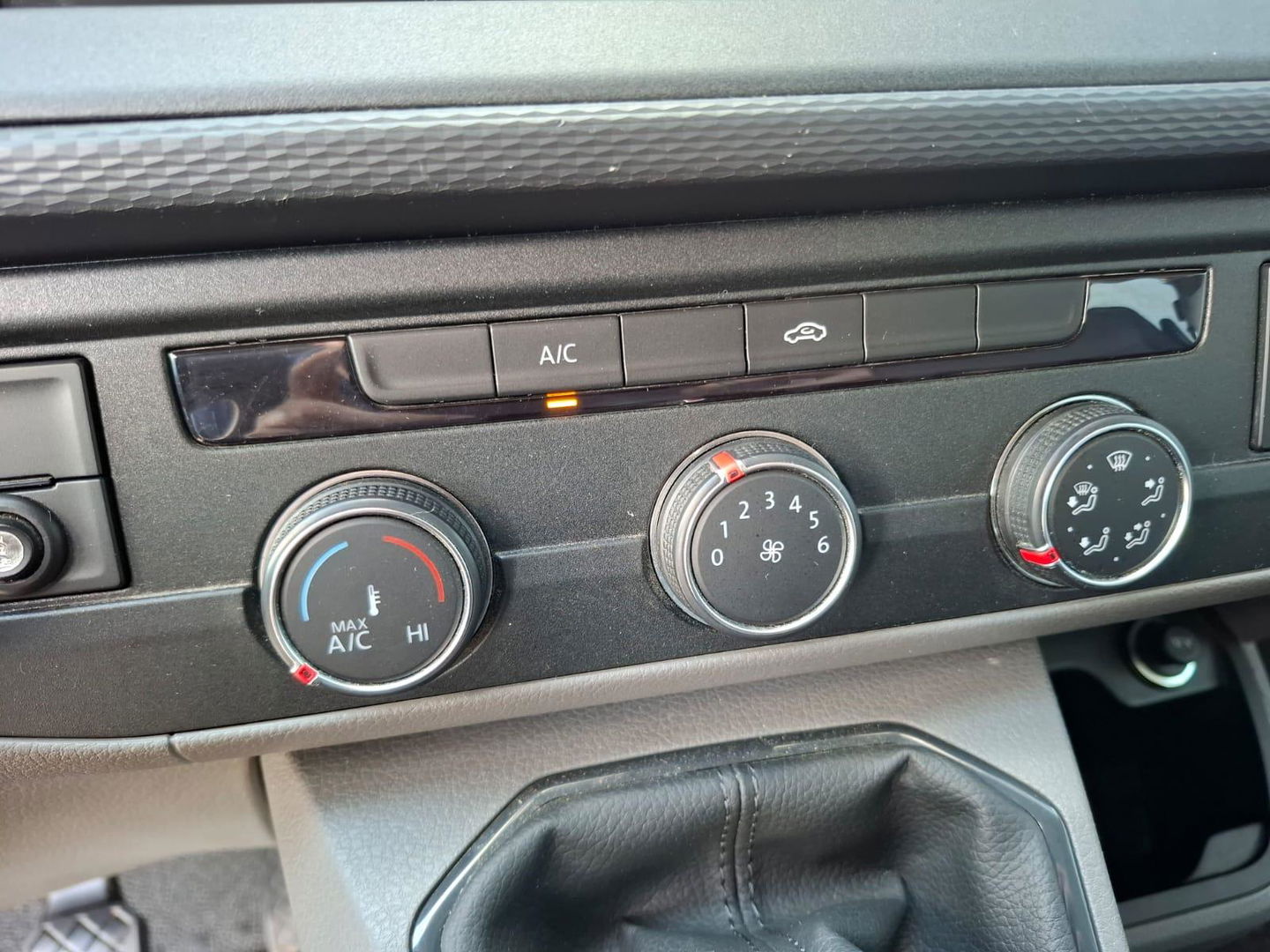 Volkswagen Transporter 2.0 TDI L2H1 30 DC VERLAAGD / SPOILERS IN KLEUR / AIRCO / CRUISE /  DUBBEL CABINE