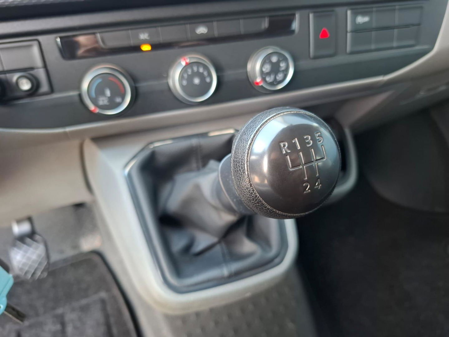 Volkswagen Transporter 2.0 TDI L2H1 30 DC VERLAAGD / SPOILERS IN KLEUR / AIRCO / CRUISE /  DUBBEL CABINE