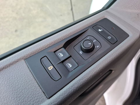 Volkswagen Transporter 2.0 TDI L2H1 30 DC VERLAAGD / SPOILERS IN KLEUR / AIRCO / CRUISE /  DUBBEL CABINE