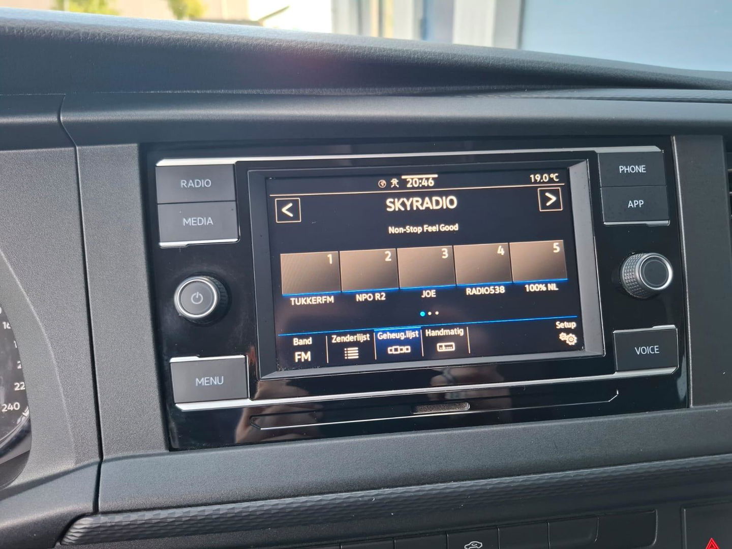 Volkswagen Transporter 2.0 TDI L2H1 30 DC VERLAAGD / SPOILERS IN KLEUR / AIRCO / CRUISE /  DUBBEL CABINE