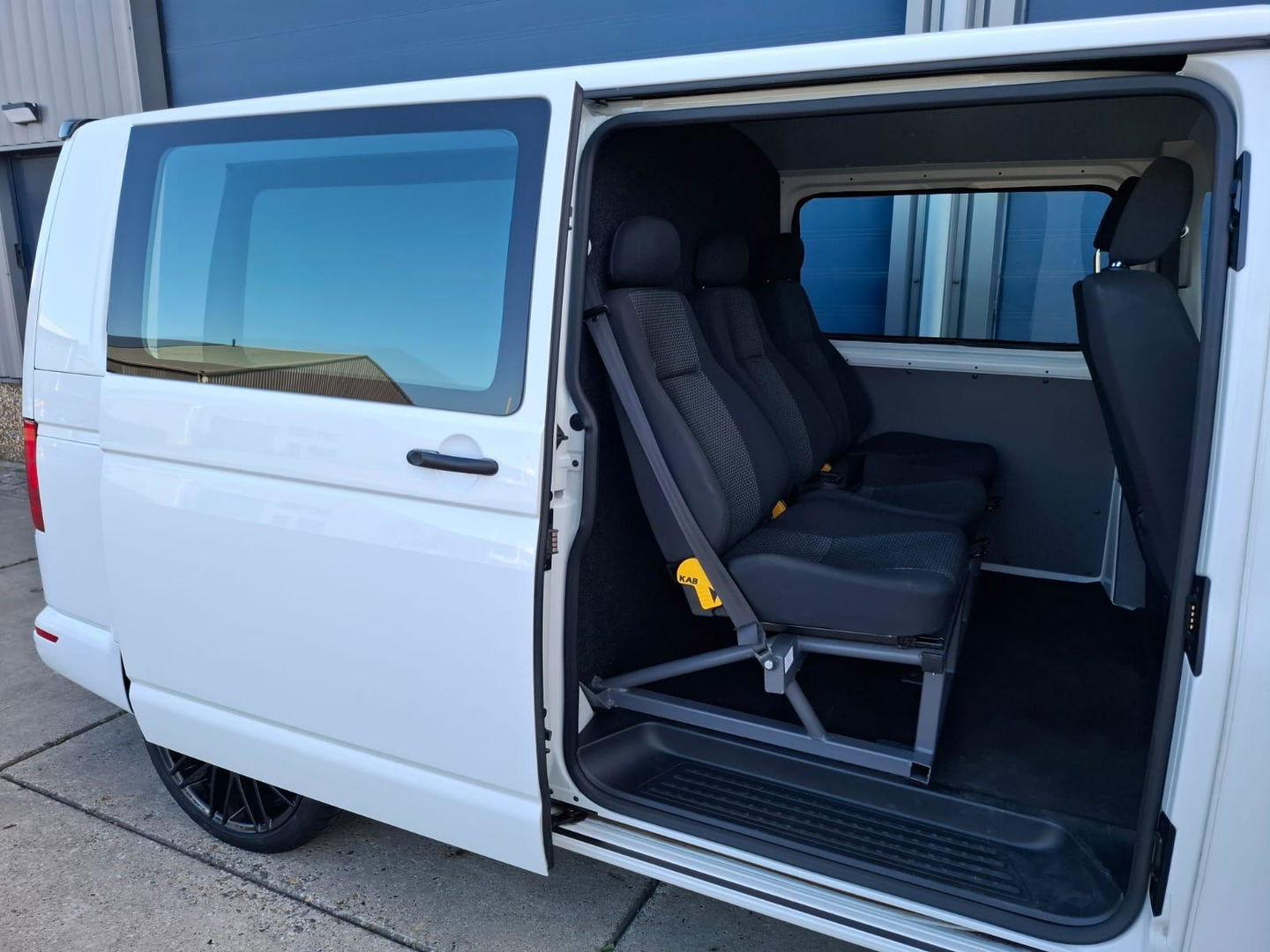Volkswagen Transporter 2.0 TDI L2H1 30 DC VERLAAGD / SPOILERS IN KLEUR / AIRCO / CRUISE /  DUBBEL CABINE