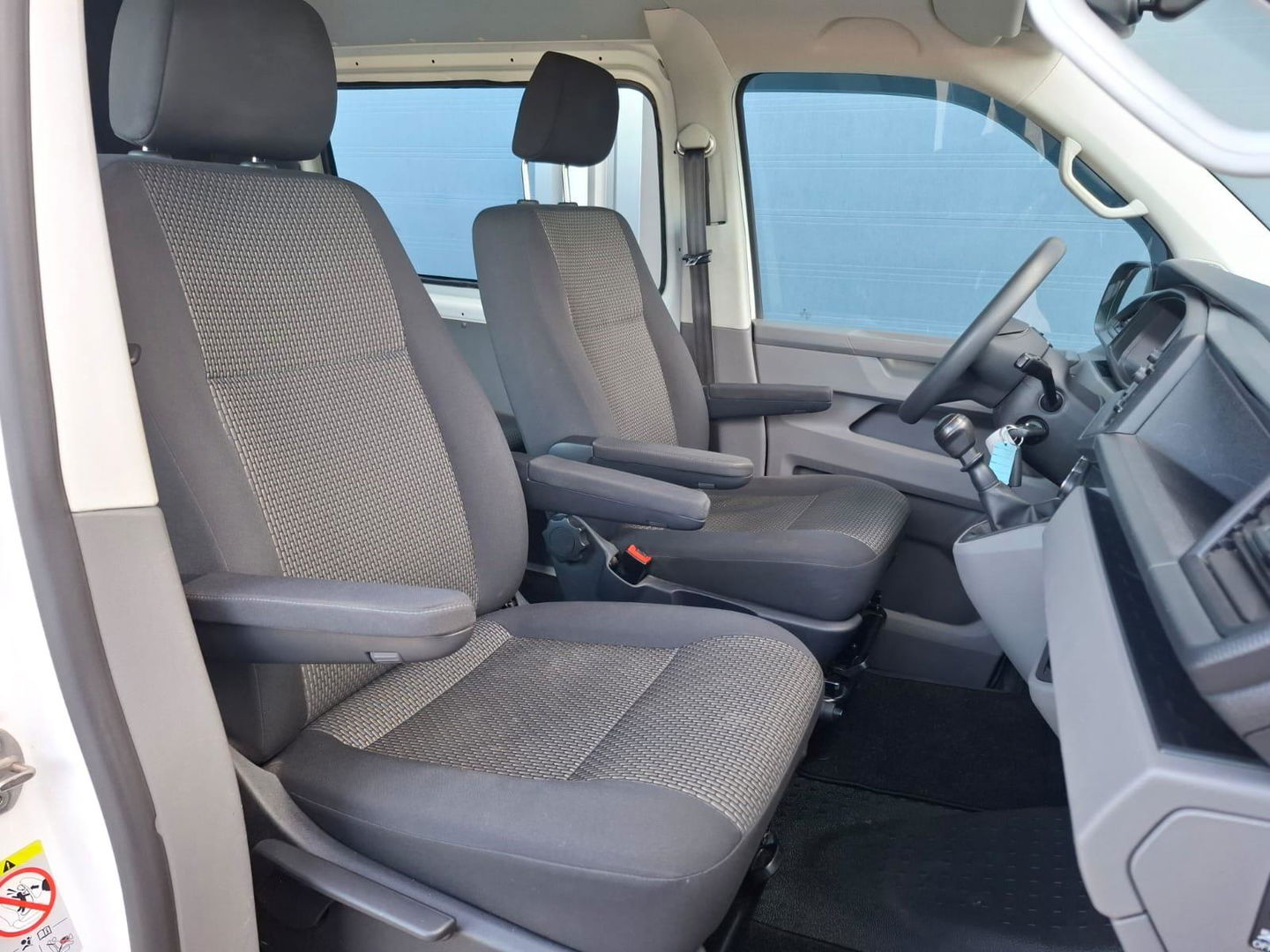 Volkswagen Transporter 2.0 TDI L2H1 30 DC VERLAAGD / SPOILERS IN KLEUR / AIRCO / CRUISE /  DUBBEL CABINE