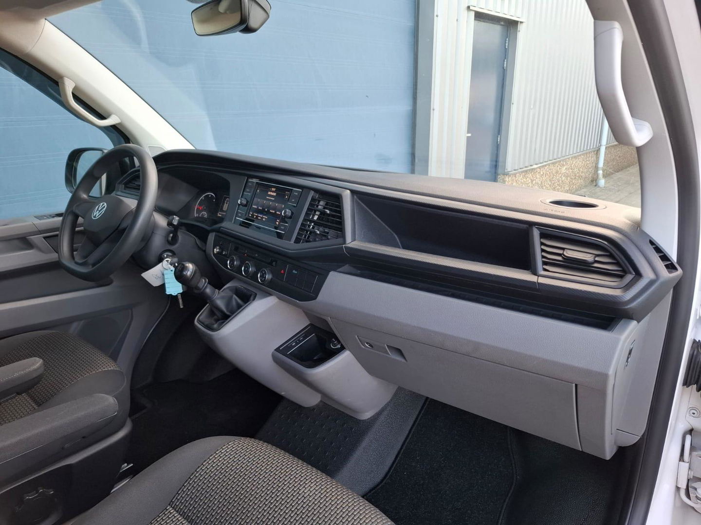 Volkswagen Transporter 2.0 TDI L2H1 30 DC VERLAAGD / SPOILERS IN KLEUR / AIRCO / CRUISE /  DUBBEL CABINE