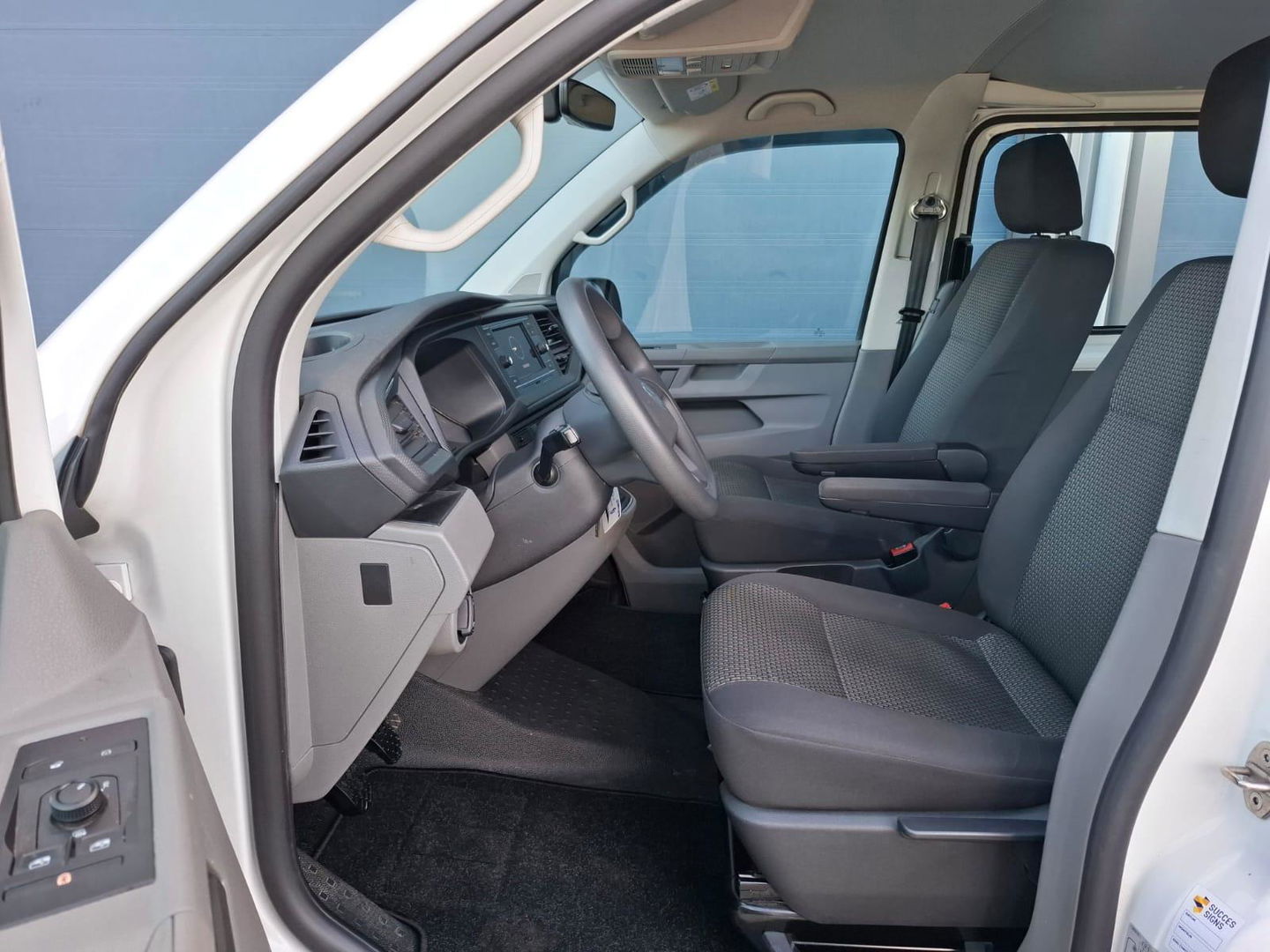 Volkswagen Transporter 2.0 TDI L2H1 30 DC VERLAAGD / SPOILERS IN KLEUR / AIRCO / CRUISE /  DUBBEL CABINE