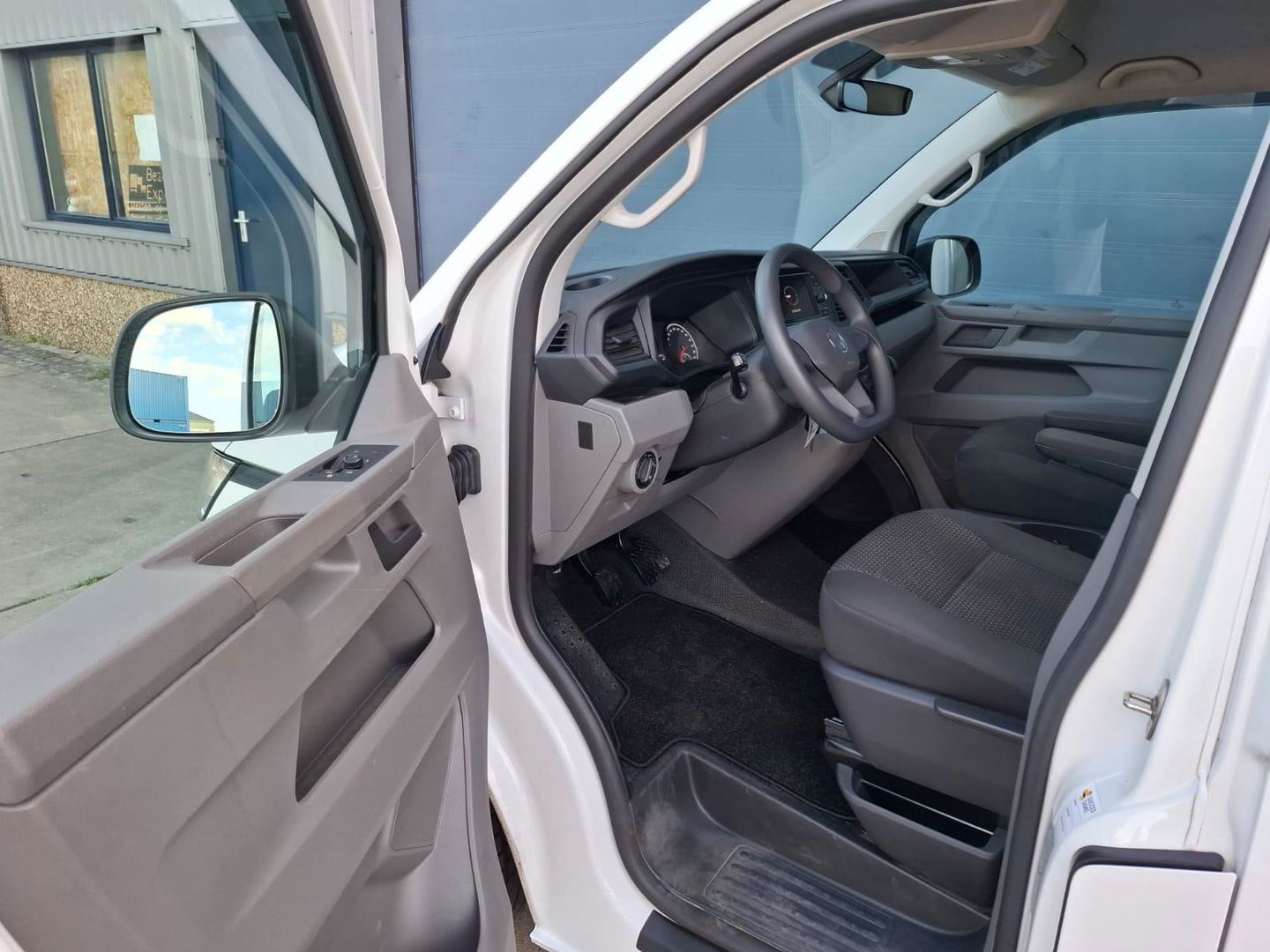 Volkswagen Transporter 2.0 TDI L2H1 30 DC VERLAAGD / SPOILERS IN KLEUR / AIRCO / CRUISE /  DUBBEL CABINE