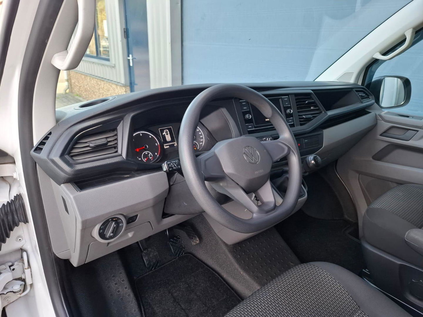 Volkswagen Transporter 2.0 TDI L2H1 30 DC VERLAAGD / SPOILERS IN KLEUR / AIRCO / CRUISE /  DUBBEL CABINE