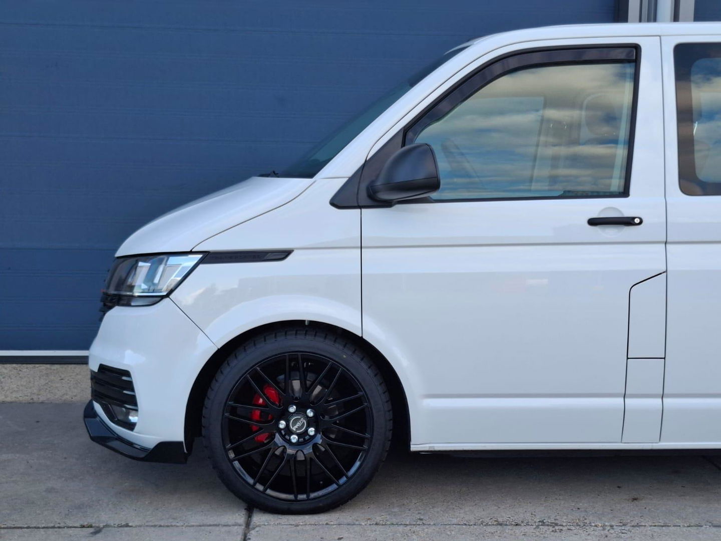 Volkswagen Transporter 2.0 TDI L2H1 30 DC VERLAAGD / SPOILERS IN KLEUR / AIRCO / CRUISE /  DUBBEL CABINE