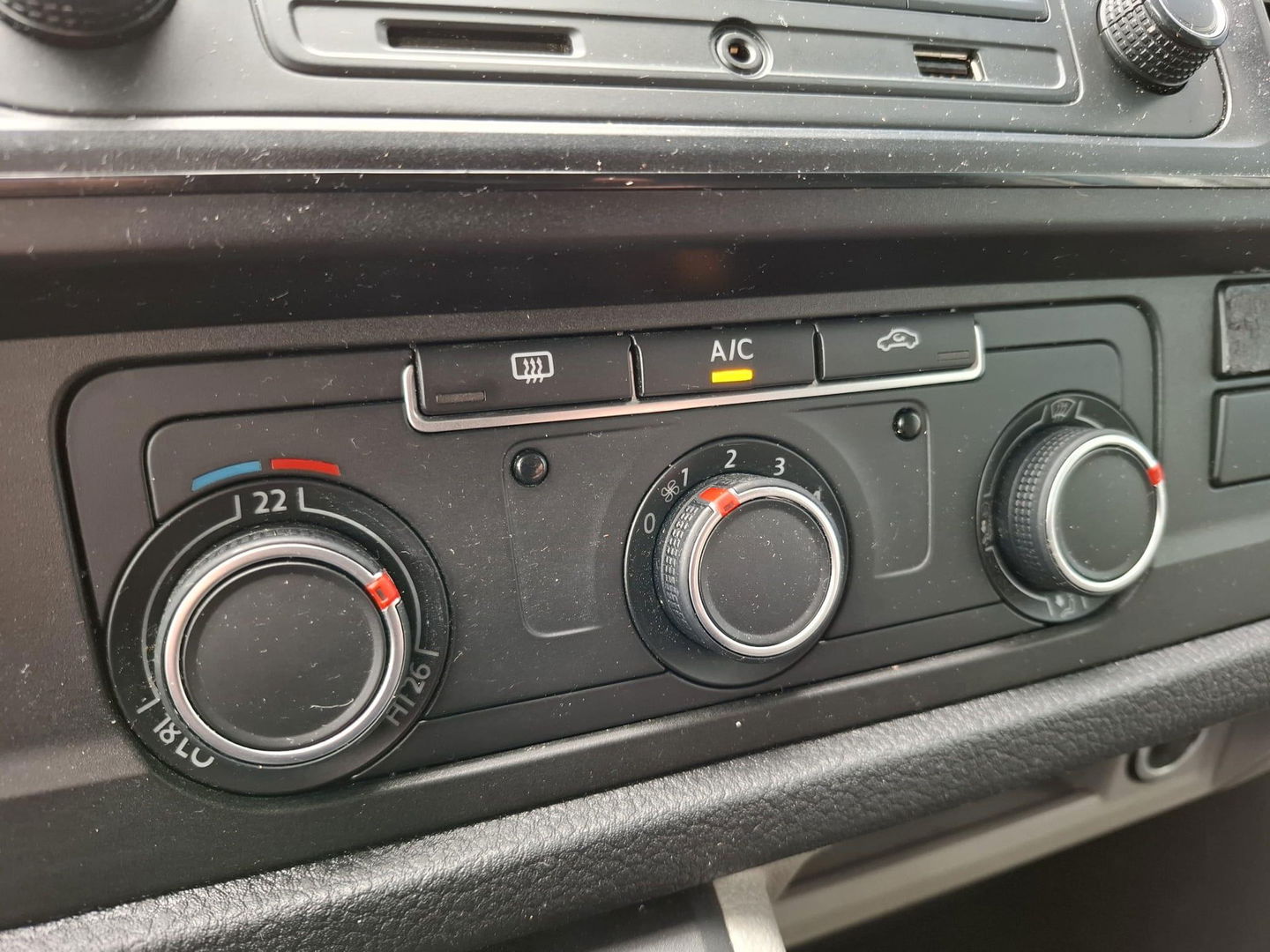 Volkswagen Transporter 2.0 TDI L2H1 Comfortline DUBBELE SCHUIFDEUR / TREKHAAK / EURO 6 / AIRCO / 3 ZITS