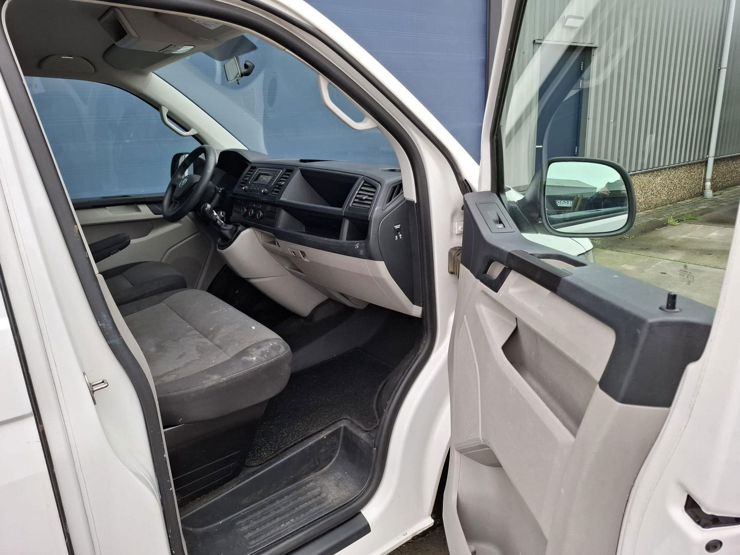 Volkswagen Transporter 2.0 TDI L2H1 Comfortline DUBBELE SCHUIFDEUR / TREKHAAK / EURO 6 / AIRCO / 3 ZITS