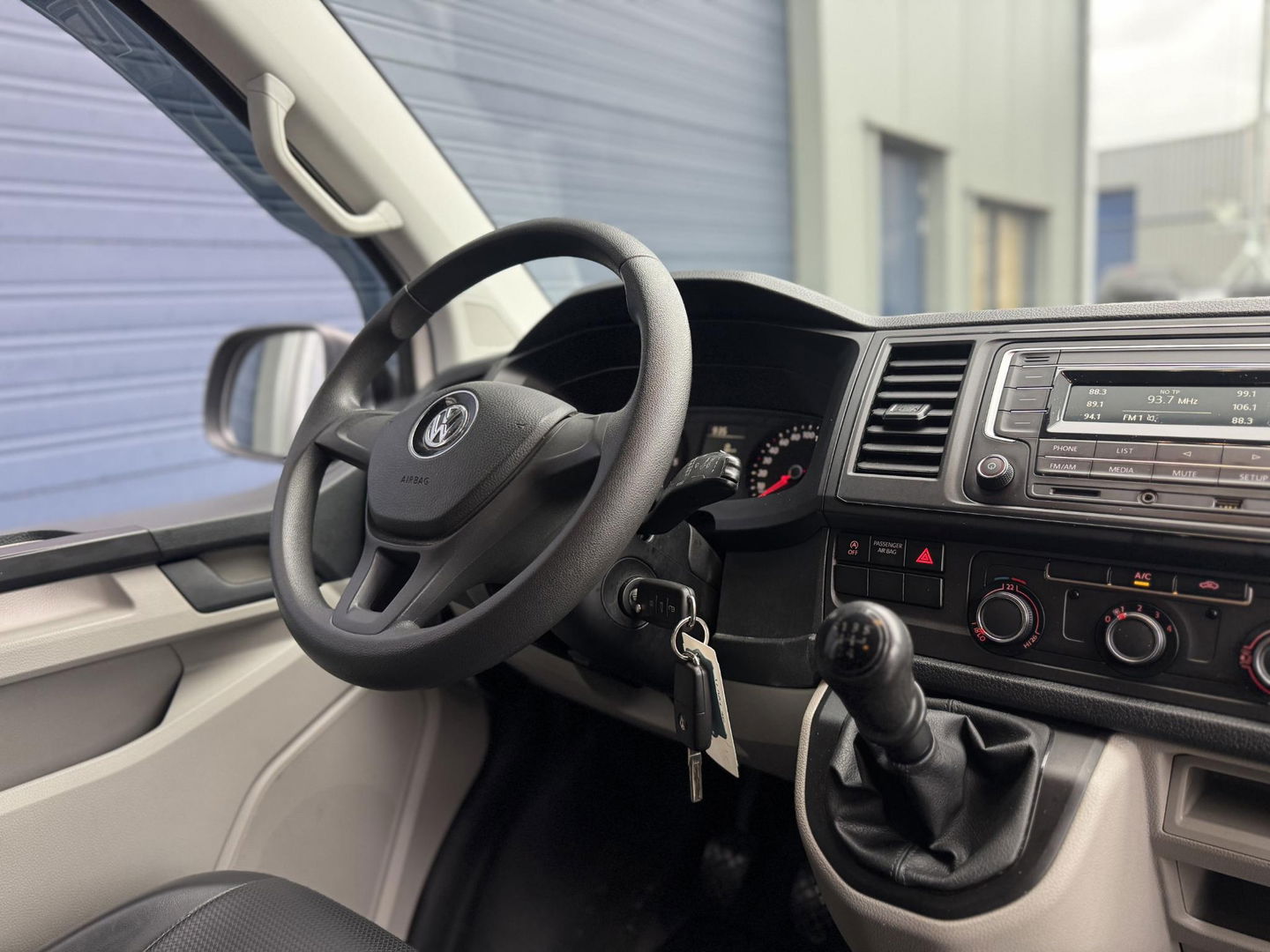 Volkswagen Transporter 2.0 TDI L2H1 Trendline DUBBEL CABINE / AIRCO / LEER / VERLAAGD / SPOILERS