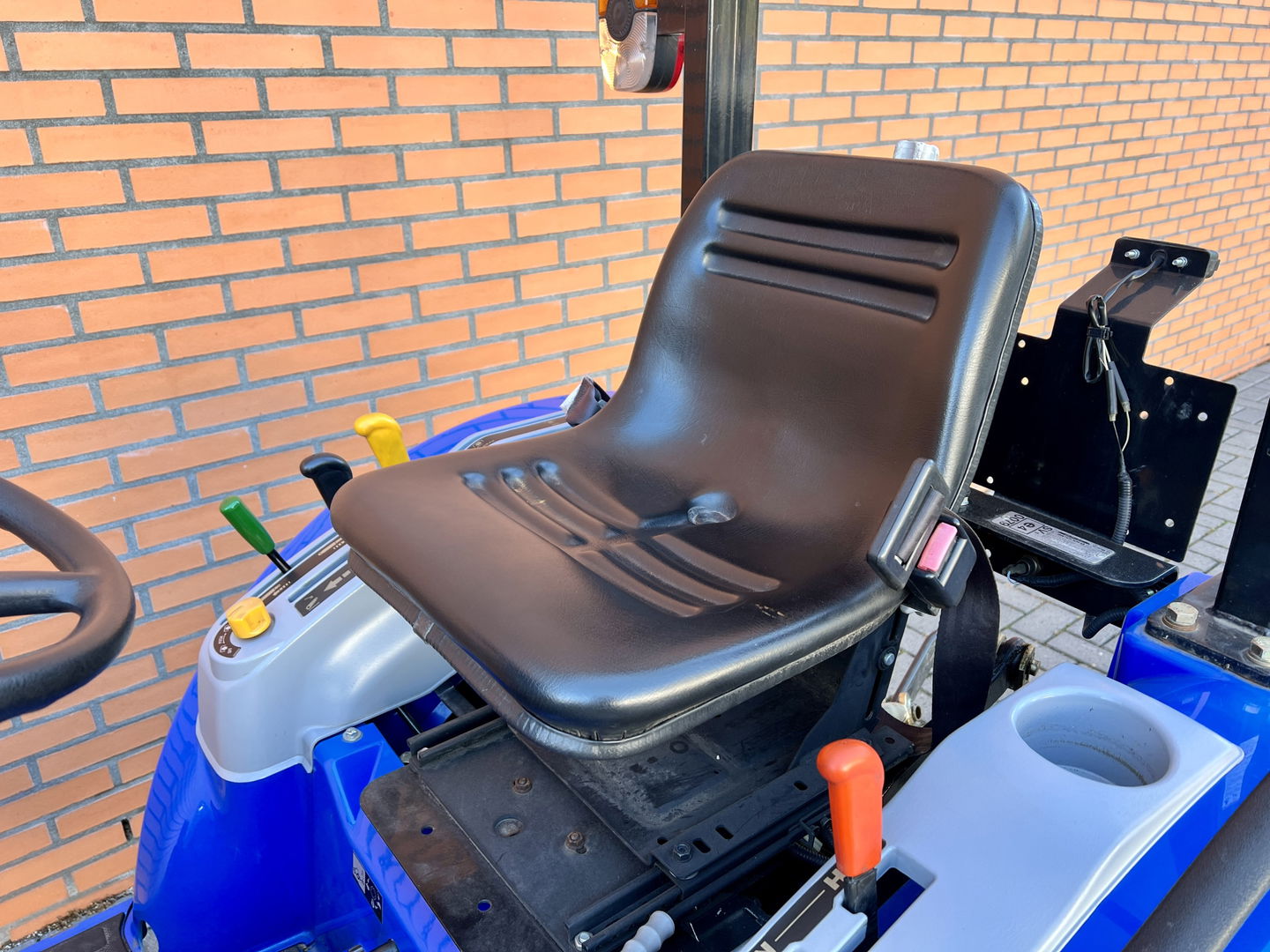 New Holland Boomer 25 | Aftak as voor + achter | Hefinrichting | 4WD | Differentieel slot | Cruise control | 58 uur | nieuw staat | trekhaak |