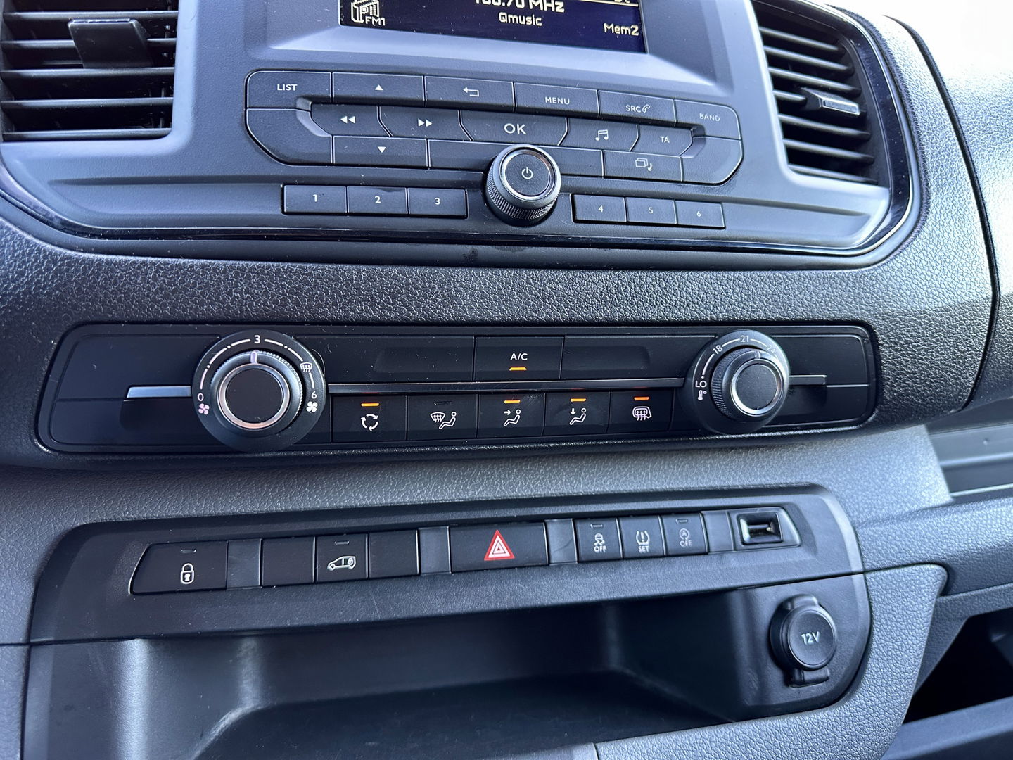 Peugeot Expert 1.5 BlueHDI 100 Standard Premium | Parkeersensoren Achter | Cruise Control | Bluetooth | Trekhaak | Centrale Deurvergrendeling | Airconditioning |