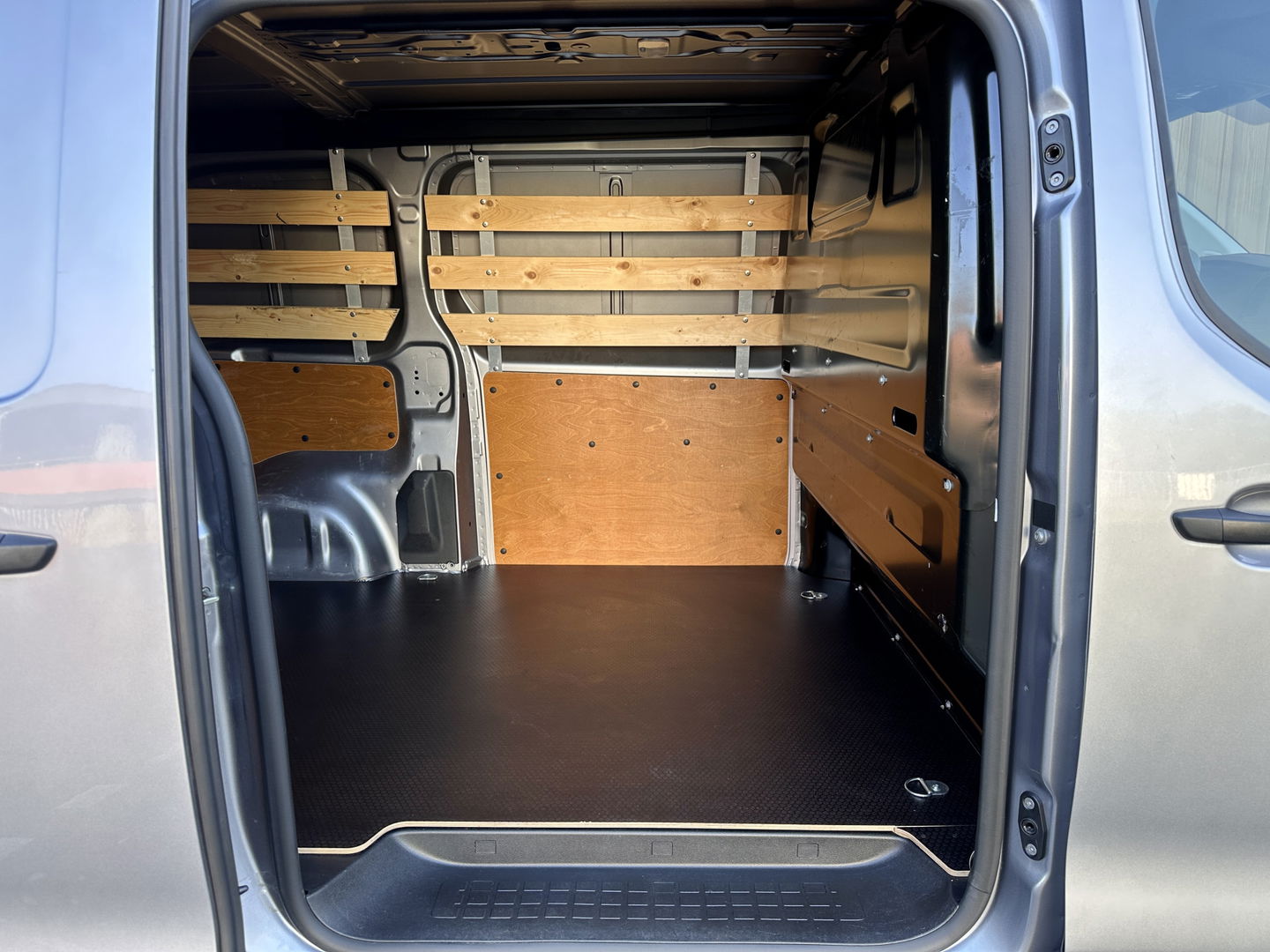 Peugeot Expert 1.5 BlueHDI 100 Standard Premium | Parkeersensoren Achter | Cruise Control | Bluetooth | Trekhaak | Centrale Deurvergrendeling | Airconditioning |