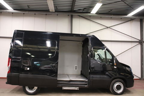 Iveco Daily 35S16V 2.3 L2H2 160PK 3500 KG TREKVERMOGEN EURO 6 Iveco Daily 35S16V 2.3 L2H2 160 PK 3500 KG TREKVERMOGEN EURO 6