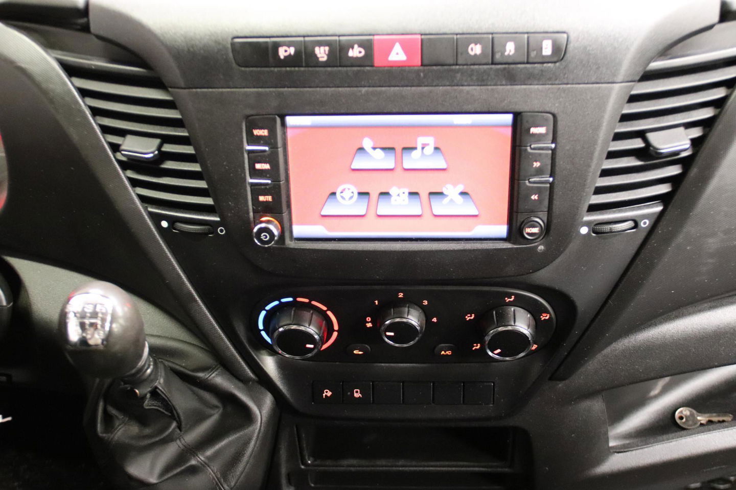 Iveco Daily 35S16V 2.3 L2H2 160PK 3500 KG TREKVERMOGEN EURO 6 Iveco Daily 35S16V 2.3 L2H2 160 PK 3500 KG TREKVERMOGEN EURO 6