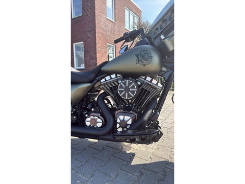 Harley Davidson 103 FLHXS Street Glide Special Streetglide Mat Groen Blackout