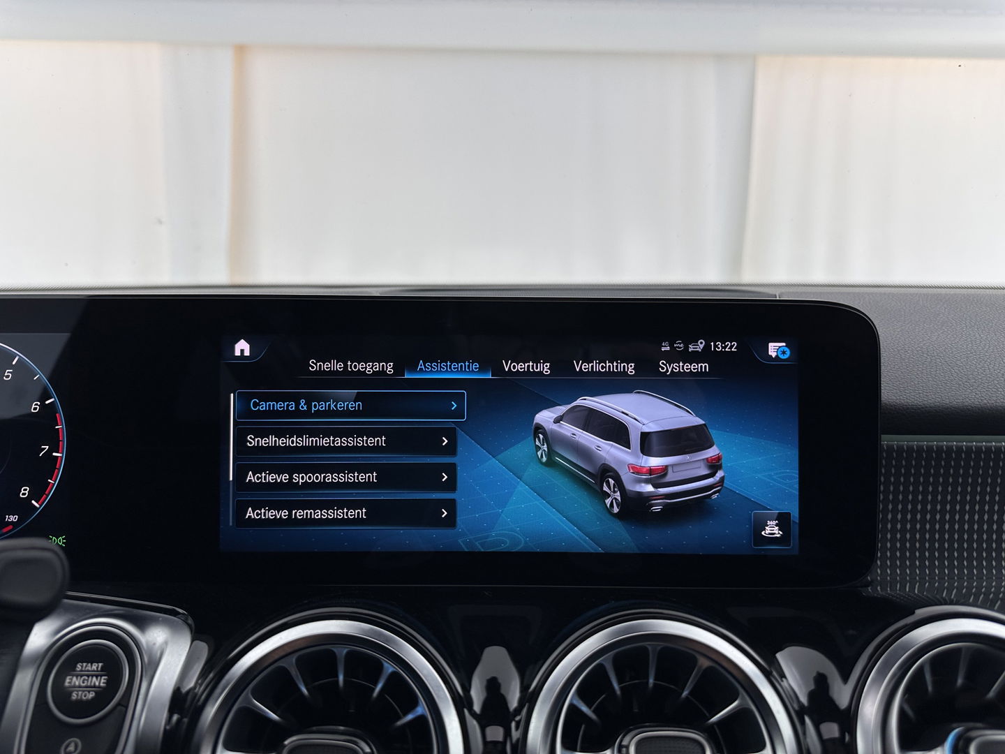 Mercedes-Benz GLB 200 Business Solution Luxury (INCL-BTW) *PANO | LEATHER | FULL-LED | AMBIENTLIGHT | HEATED-SPORTSEATS | WIDESCREEN-DIGICOCKPIT | DAB+ | NAVI-FULLMAP | CAMERA | PRIVACYGLASS | LANE-ASSIST | DYNAMIC-SELECT | 18'