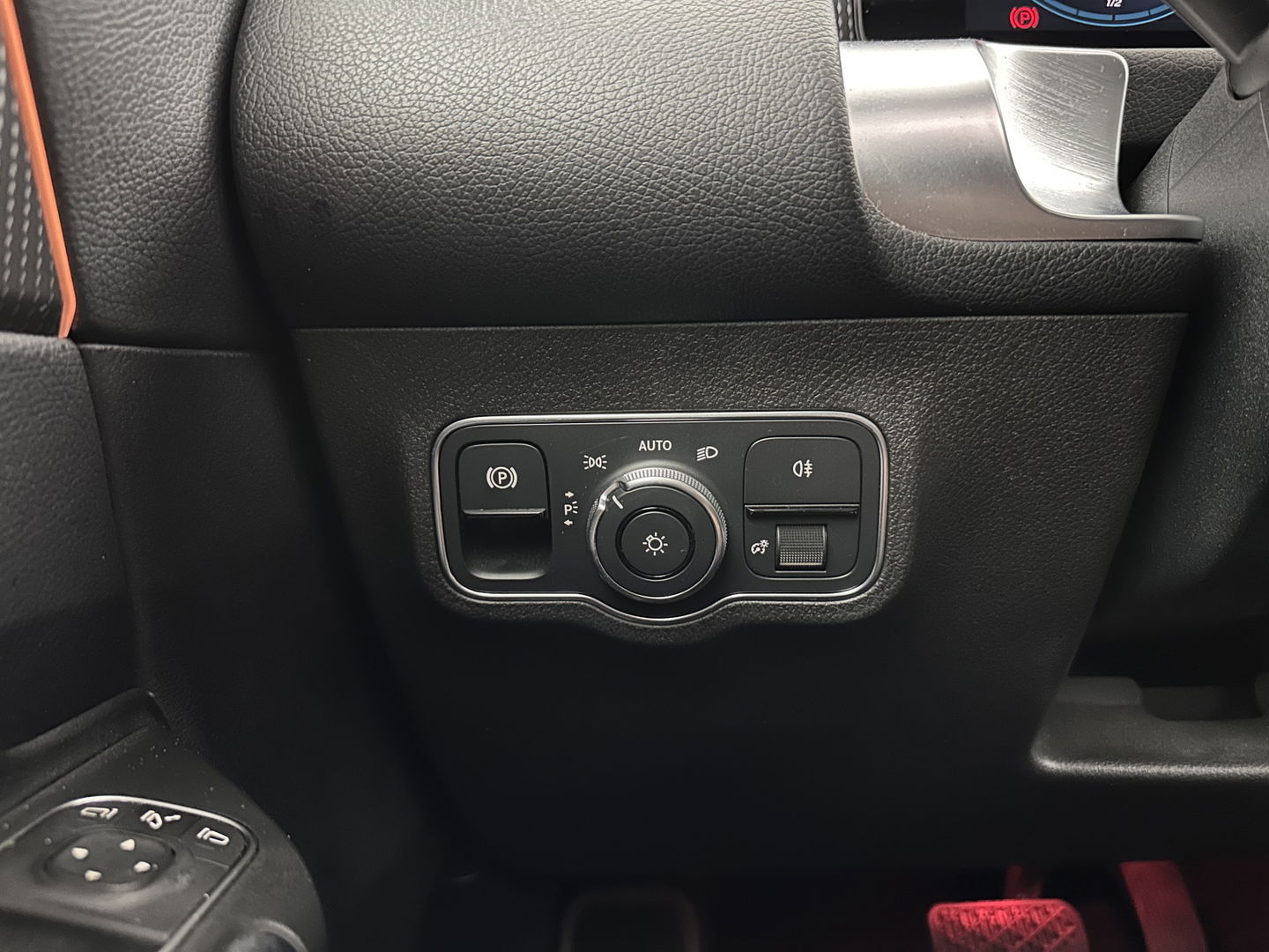 Mercedes-Benz GLB 200 Business Solution Luxury (INCL-BTW) *PANO | LEATHER | FULL-LED | AMBIENTLIGHT | HEATED-SPORTSEATS | WIDESCREEN-DIGICOCKPIT | DAB+ | NAVI-FULLMAP | CAMERA | PRIVACYGLASS | LANE-ASSIST | DYNAMIC-SELECT | 18'