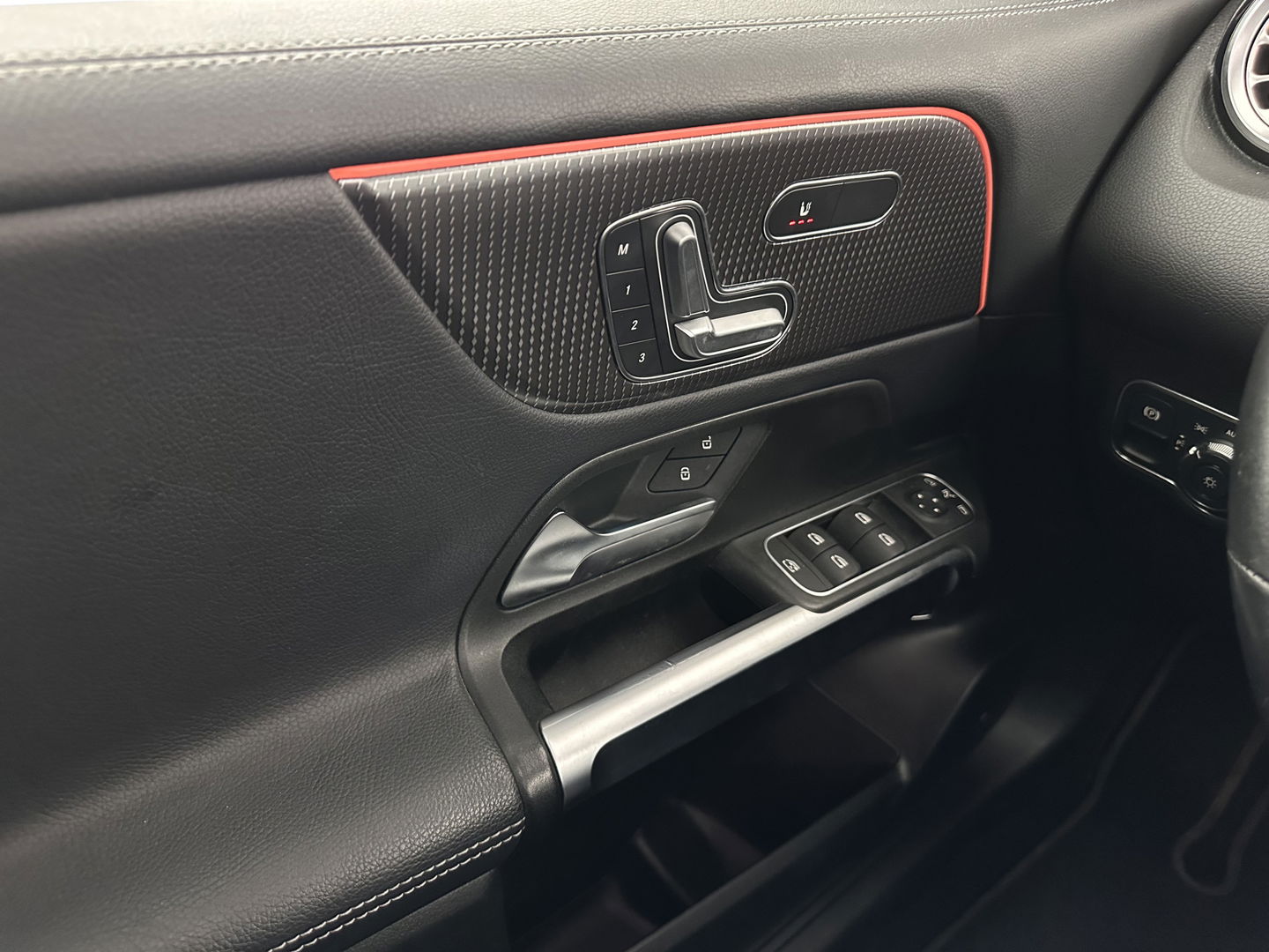 Mercedes-Benz GLB 200 Business Solution Luxury (INCL-BTW) *PANO | LEATHER | FULL-LED | AMBIENTLIGHT | HEATED-SPORTSEATS | WIDESCREEN-DIGICOCKPIT | DAB+ | NAVI-FULLMAP | CAMERA | PRIVACYGLASS | LANE-ASSIST | DYNAMIC-SELECT | 18'