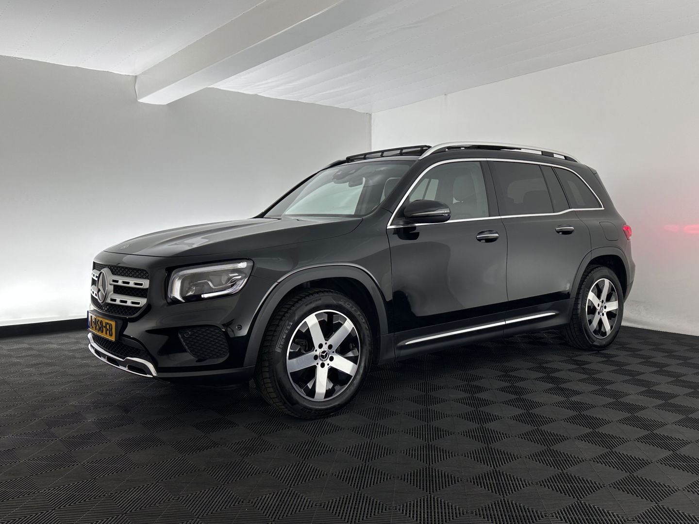 Mercedes-Benz GLB 200 Business Solution Luxury (INCL-BTW) *PANO | LEATHER | FULL-LED | AMBIENTLIGHT | HEATED-SPORTSEATS | WIDESCREEN-DIGICOCKPIT | DAB+ | NAVI-FULLMAP | CAMERA | PRIVACYGLASS | LANE-ASSIST | DYNAMIC-SELECT | 18'