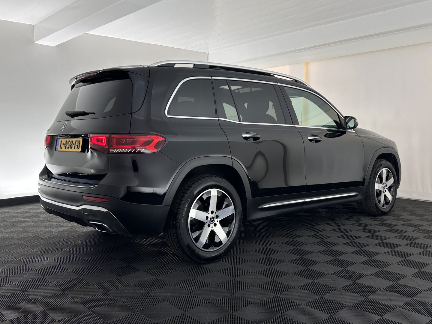 Mercedes-Benz GLB 200 Business Solution Luxury (INCL-BTW) *PANO | LEATHER | FULL-LED | AMBIENTLIGHT | HEATED-SPORTSEATS | WIDESCREEN-DIGICOCKPIT | DAB+ | NAVI-FULLMAP | CAMERA | PRIVACYGLASS | LANE-ASSIST | DYNAMIC-SELECT | 18'