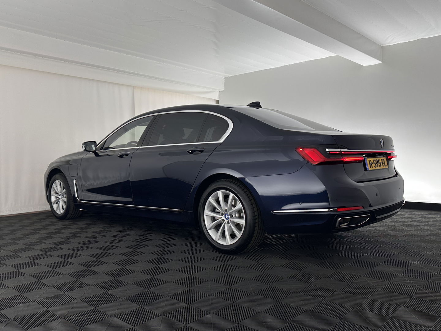 BMW 7 Serie 745Le (Plug-in) (INCL-BTW) *PANO | EXCLUSIV-NAPPA-LEATHER | LASER-LED | HEAD-UP | BLIND-SPOT | MEMORY-PACK | DIGI-COCKPIT | KEYLESS | DAB+ | CAMERA | COMFORT-SEATS | AMBIENT-LIGHT | DAB | CARPLAY | 18''ALU*