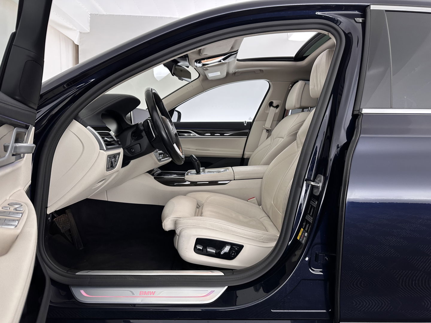 BMW 7 Serie 745Le (Plug-in) (INCL-BTW) *PANO | EXCLUSIV-NAPPA-LEATHER | LASER-LED | HEAD-UP | BLIND-SPOT | MEMORY-PACK | DIGI-COCKPIT | KEYLESS | DAB+ | CAMERA | COMFORT-SEATS | AMBIENT-LIGHT | DAB | CARPLAY | 18''ALU*