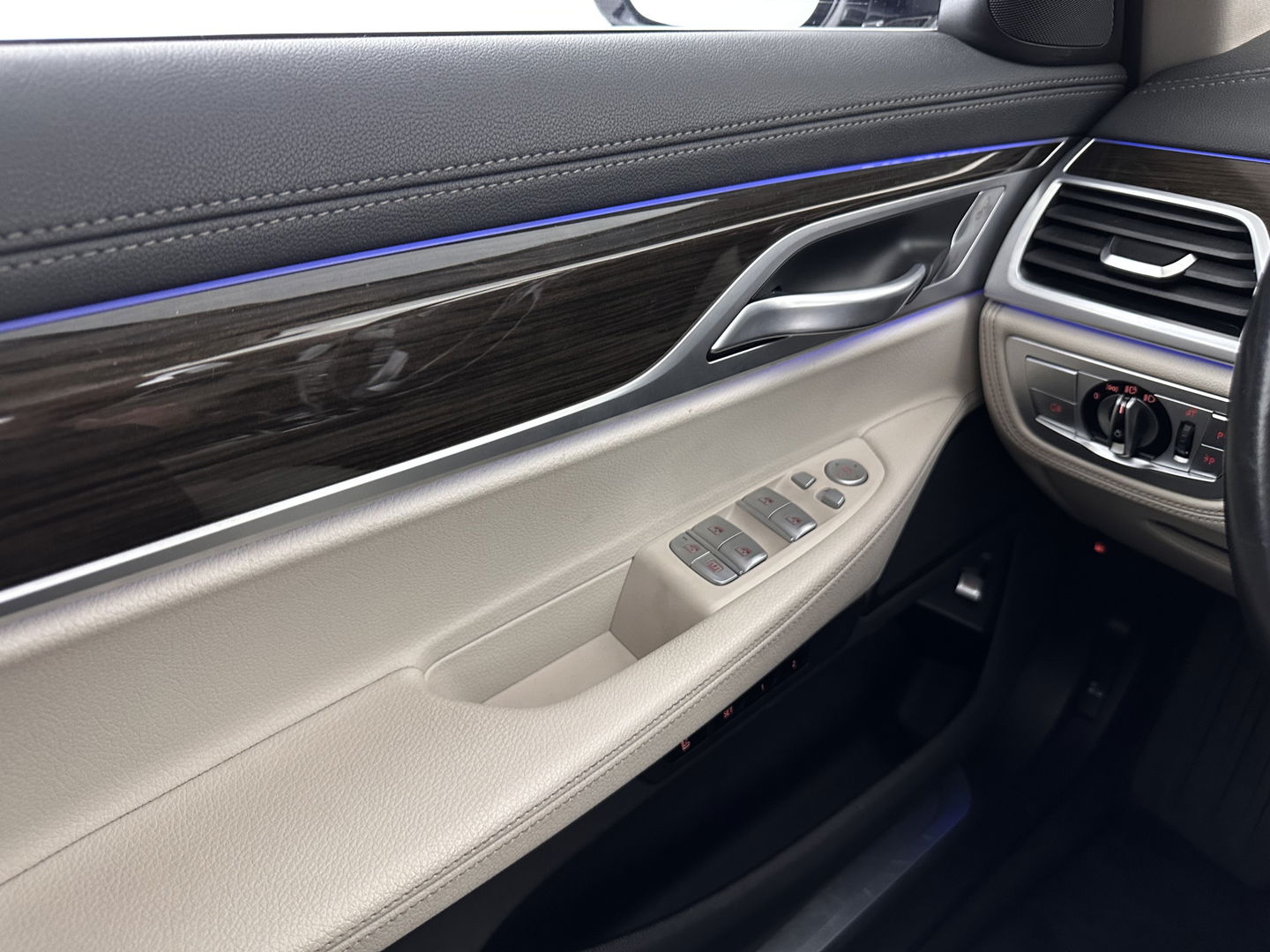 BMW 7 Serie 745Le (Plug-in) (INCL-BTW) *PANO | EXCLUSIV-NAPPA-LEATHER | LASER-LED | HEAD-UP | BLIND-SPOT | MEMORY-PACK | DIGI-COCKPIT | KEYLESS | DAB+ | CAMERA | COMFORT-SEATS | AMBIENT-LIGHT | DAB | CARPLAY | 18''ALU*