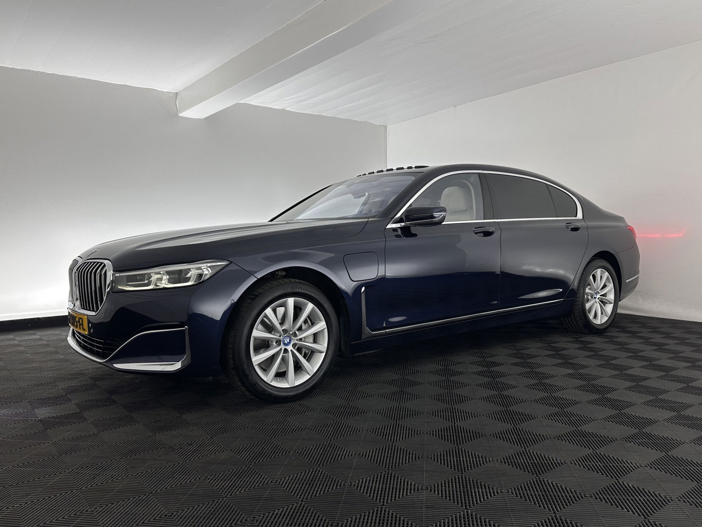BMW 7 Serie 745Le (Plug-in) (INCL-BTW) *PANO | EXCLUSIV-NAPPA-LEATHER | LASER-LED | HEAD-UP | BLIND-SPOT | MEMORY-PACK | DIGI-COCKPIT | KEYLESS | DAB+ | CAMERA | COMFORT-SEATS | AMBIENT-LIGHT | DAB | CARPLAY | 18''ALU*
