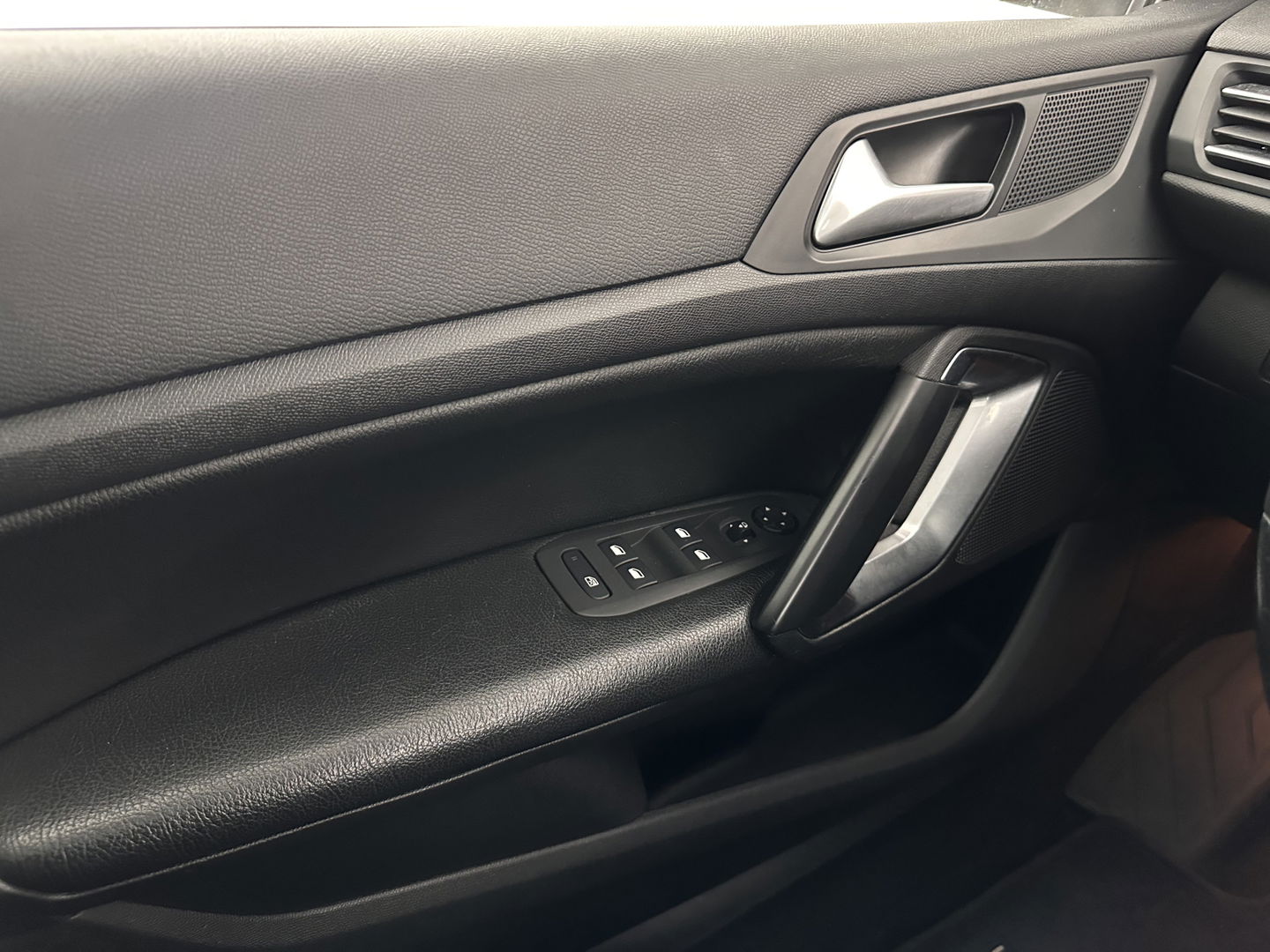 Peugeot 308 SW 1.6 BlueHDI Blue Lease Premium *BROKEN TIMING BELT* Aut. *PANO | LEATHER | FULL-LED | SPORT-SEATS | CAMERA | KEYLESS | NAVI-FULLMAP | ECC | PDC | CRUISE | 18''ALU | TOWBAR*