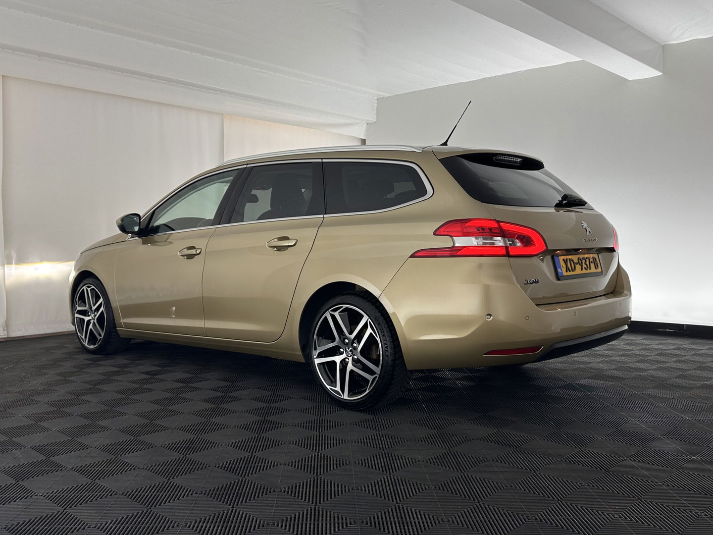 Peugeot 308 SW 1.6 BlueHDI Blue Lease Premium *BROKEN TIMING BELT* Aut. *PANO | LEATHER | FULL-LED | SPORT-SEATS | CAMERA | KEYLESS | NAVI-FULLMAP | ECC | PDC | CRUISE | 18''ALU | TOWBAR*