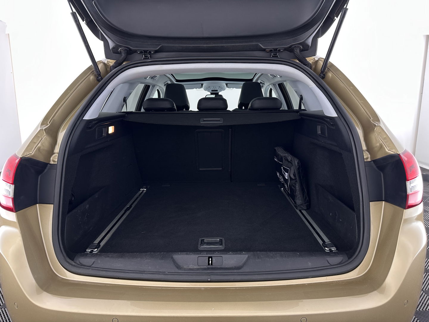 Peugeot 308 SW 1.6 BlueHDI Blue Lease Premium *BROKEN TIMING BELT* Aut. *PANO | LEATHER | FULL-LED | SPORT-SEATS | CAMERA | KEYLESS | NAVI-FULLMAP | ECC | PDC | CRUISE | 18''ALU | TOWBAR*