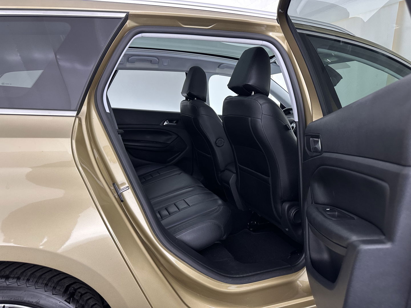 Peugeot 308 SW 1.6 BlueHDI Blue Lease Premium *BROKEN TIMING BELT* Aut. *PANO | LEATHER | FULL-LED | SPORT-SEATS | CAMERA | KEYLESS | NAVI-FULLMAP | ECC | PDC | CRUISE | 18''ALU | TOWBAR*