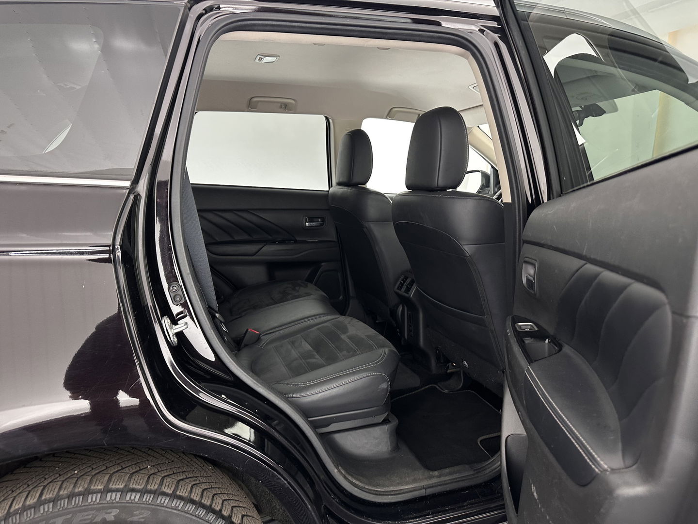 Mitsubishi Outlander 2.4 PHEV Intense (Plug-in) (INCL-BTW) *LEATHER-MICROFIBRE | FULL-LED | KEYLESS | BLINDSPOT | CAMERA | HEATED-COMFORTSEATS | ECC | SHIFTPADDLES | PDC | CRUISE | PRIVACY-GLASS | DAB | TOWBAR | CARPLAY | 18''ALU*