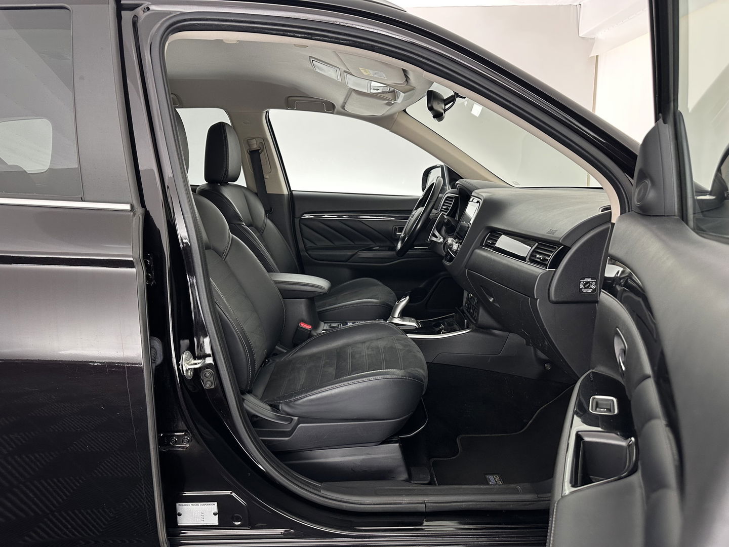 Mitsubishi Outlander 2.4 PHEV Intense (Plug-in) (INCL-BTW) *LEATHER-MICROFIBRE | FULL-LED | KEYLESS | BLINDSPOT | CAMERA | HEATED-COMFORTSEATS | ECC | SHIFTPADDLES | PDC | CRUISE | PRIVACY-GLASS | DAB | TOWBAR | CARPLAY | 18''ALU*