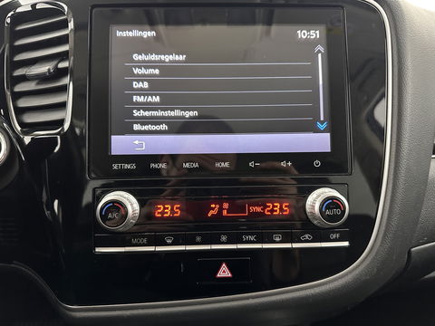 Mitsubishi Outlander 2.4 PHEV Intense (Plug-in) (INCL-BTW) *LEATHER-MICROFIBRE | FULL-LED | KEYLESS | BLINDSPOT | CAMERA | HEATED-COMFORTSEATS | ECC | SHIFTPADDLES | PDC | CRUISE | PRIVACY-GLASS | DAB | TOWBAR | CARPLAY | 18''ALU*