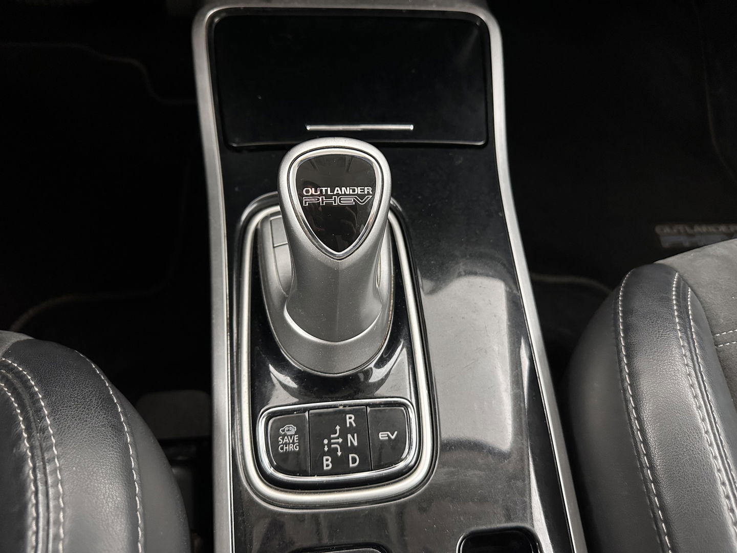 Mitsubishi Outlander 2.4 PHEV Intense (Plug-in) (INCL-BTW) *LEATHER-MICROFIBRE | FULL-LED | KEYLESS | BLINDSPOT | CAMERA | HEATED-COMFORTSEATS | ECC | SHIFTPADDLES | PDC | CRUISE | PRIVACY-GLASS | DAB | TOWBAR | CARPLAY | 18''ALU*