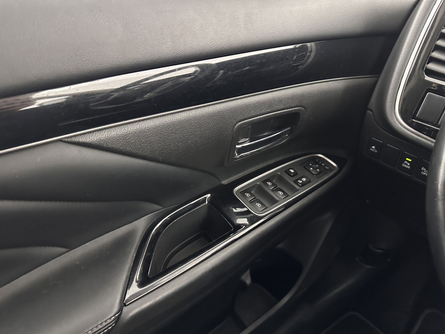 Mitsubishi Outlander 2.4 PHEV Intense (Plug-in) (INCL-BTW) *LEATHER-MICROFIBRE | FULL-LED | KEYLESS | BLINDSPOT | CAMERA | HEATED-COMFORTSEATS | ECC | SHIFTPADDLES | PDC | CRUISE | PRIVACY-GLASS | DAB | TOWBAR | CARPLAY | 18''ALU*