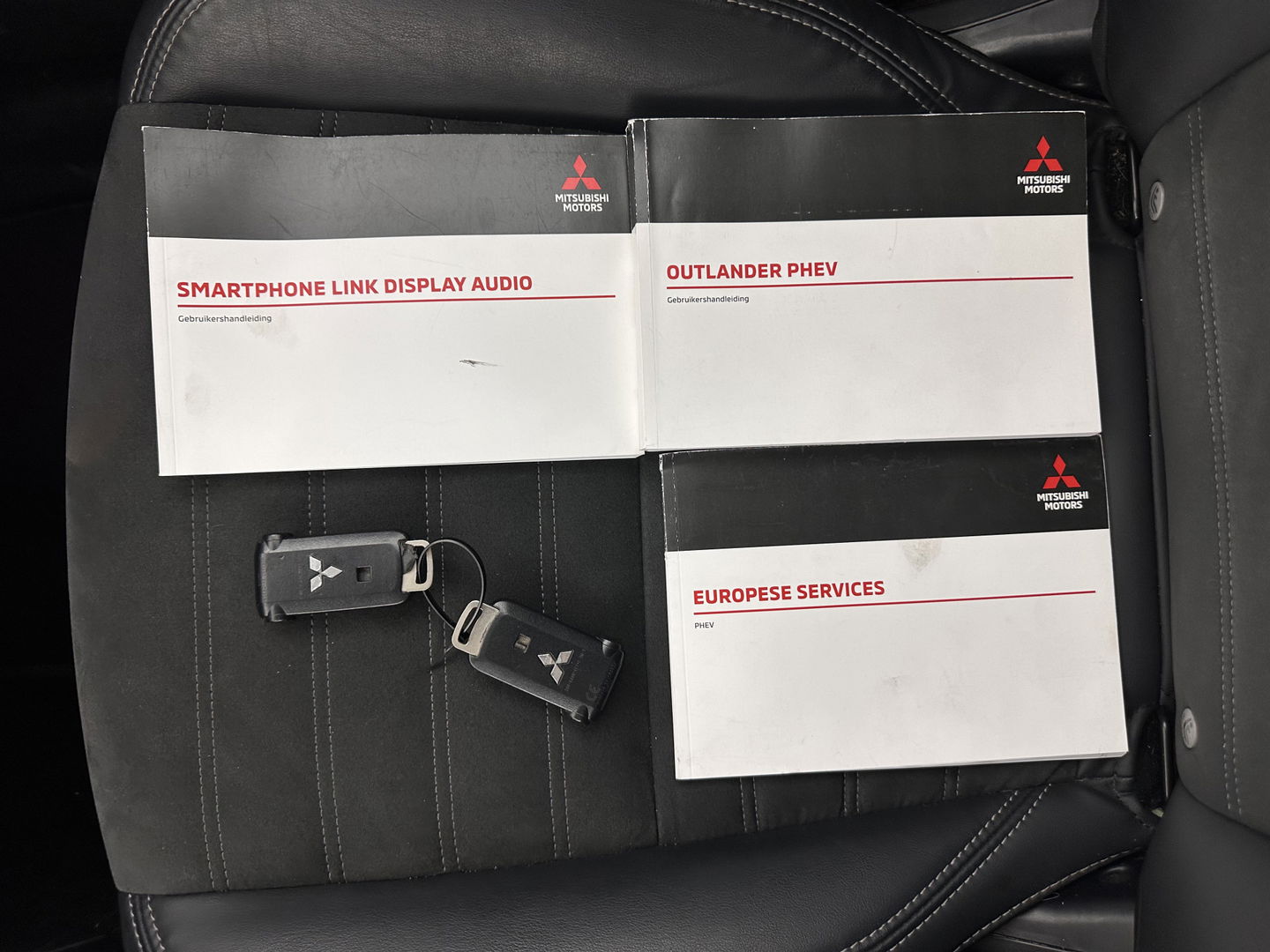 Mitsubishi Outlander 2.4 PHEV Intense (Plug-in) (INCL-BTW) *LEATHER-MICROFIBRE | FULL-LED | KEYLESS | BLINDSPOT | CAMERA | HEATED-COMFORTSEATS | ECC | SHIFTPADDLES | PDC | CRUISE | PRIVACY-GLASS | DAB | TOWBAR | CARPLAY | 18''ALU*