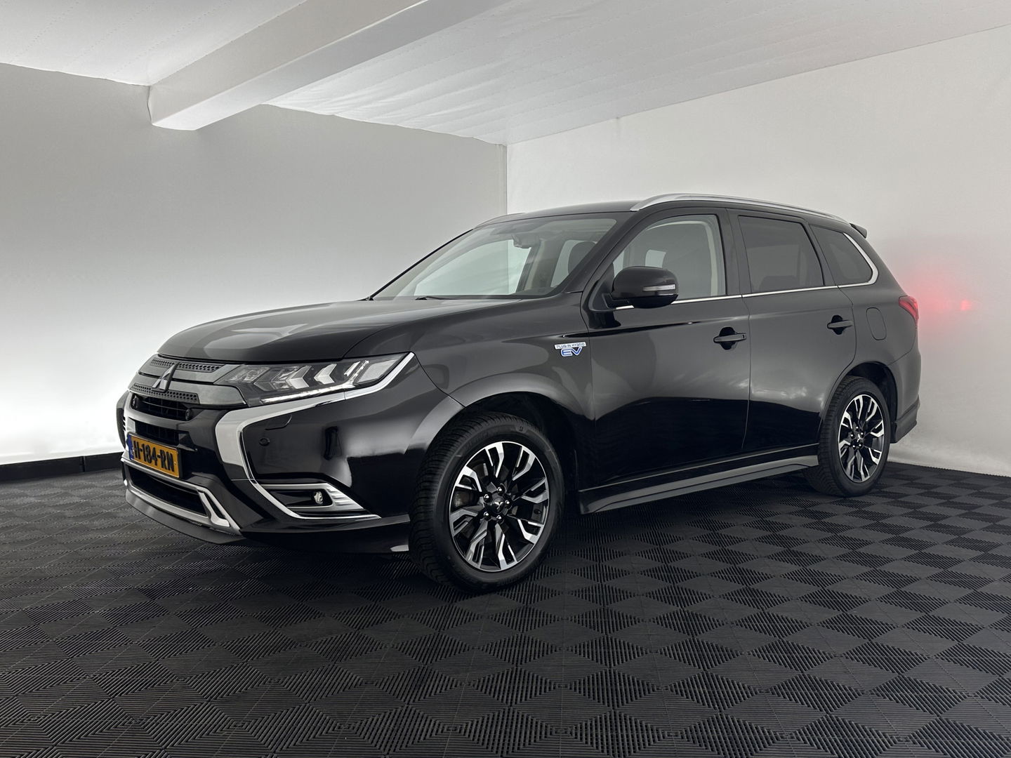 Mitsubishi Outlander 2.4 PHEV Intense (Plug-in) (INCL-BTW) *LEATHER-MICROFIBRE | FULL-LED | KEYLESS | BLINDSPOT | CAMERA | HEATED-COMFORTSEATS | ECC | SHIFTPADDLES | PDC | CRUISE | PRIVACY-GLASS | DAB | TOWBAR | CARPLAY | 18''ALU*